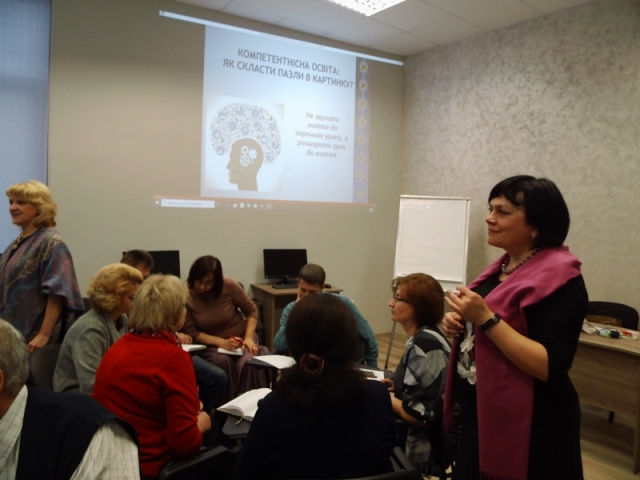 Завідувач кафедри інформатики та методики її навчання Балик Н. Р. та доц. Шмигер Г. П. розв’язують з методистами компетентнісні задачі.